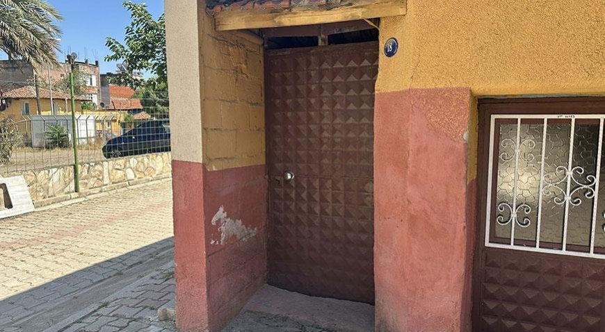 İzmir'de şoke eden olay! Evin kapısına asılan poşetten bebek çıktı