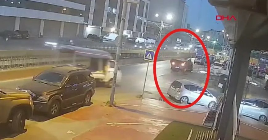 Otomobil, aydınlatma direğine çarptı; sürücü ve yanındaki kişi kaçtı