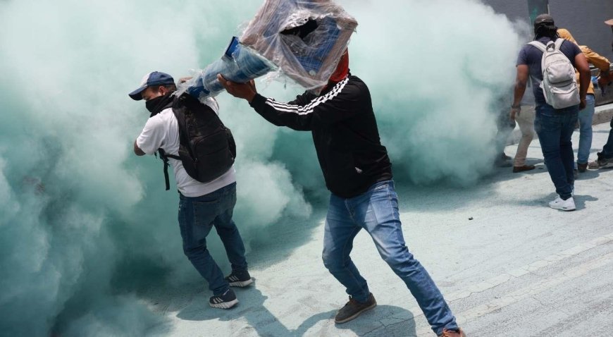 Polis ve göstericiler karşı karşıya! Sokaklar savaş alanında döndü