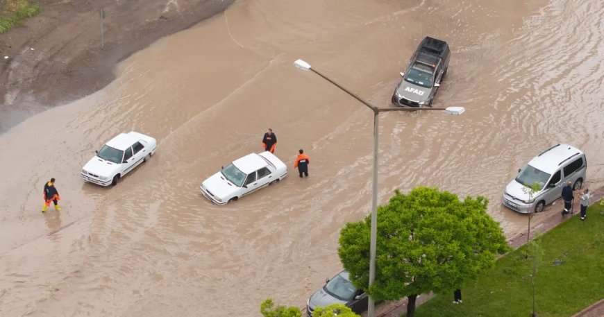 Birçok ili sağanak vurdu. Araçlar suya kapıldı, bir kişi hayatını kaybetti