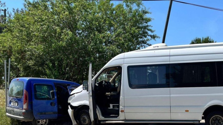 Yolcu minibüsü ile hafif ticari araç çarpıştı; 2 yaralı