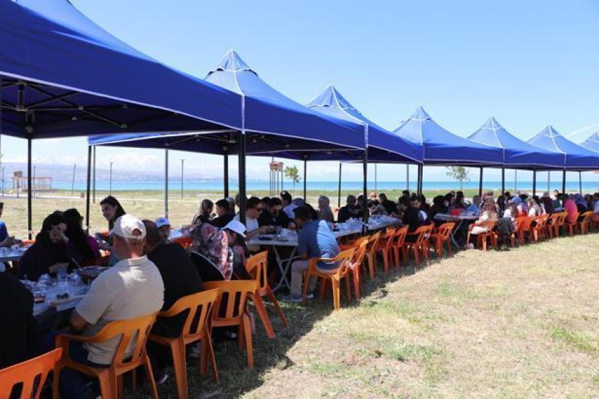 Dünya Kahvaltı Günü Van'da kutlandı! Yüzlerce kişi aynı sofrada buluştu