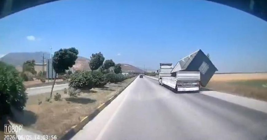 TIR'da yüklü konteyner, fırtınada düştü