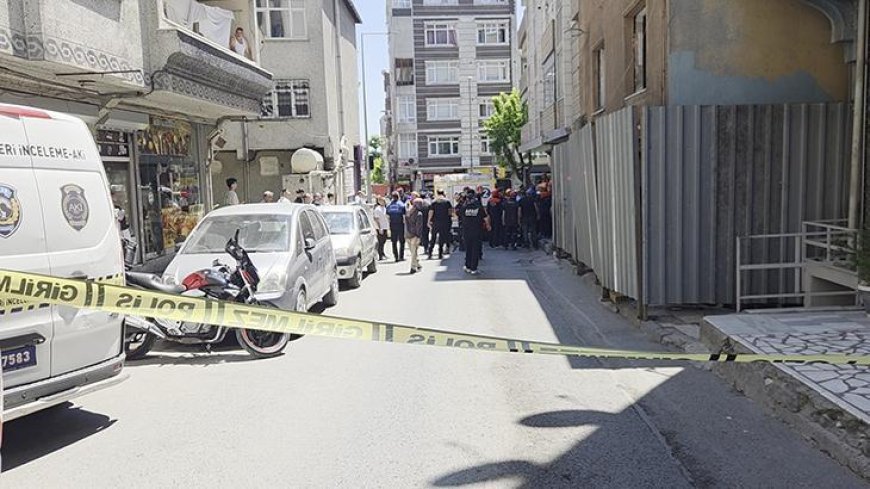 Küçükçekmece'de yıkımı yapılan binada kısmi çökme! Yaralılar var