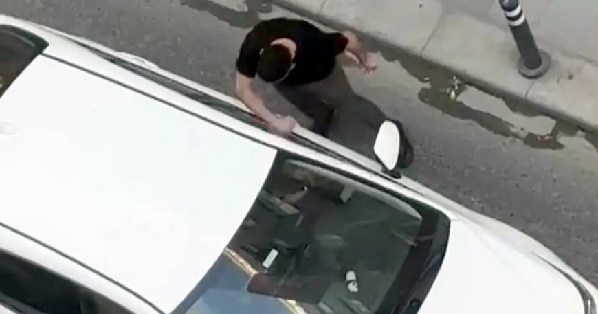 Kazaya neden olan sürücüye tepki; otomobile yumruk attılar