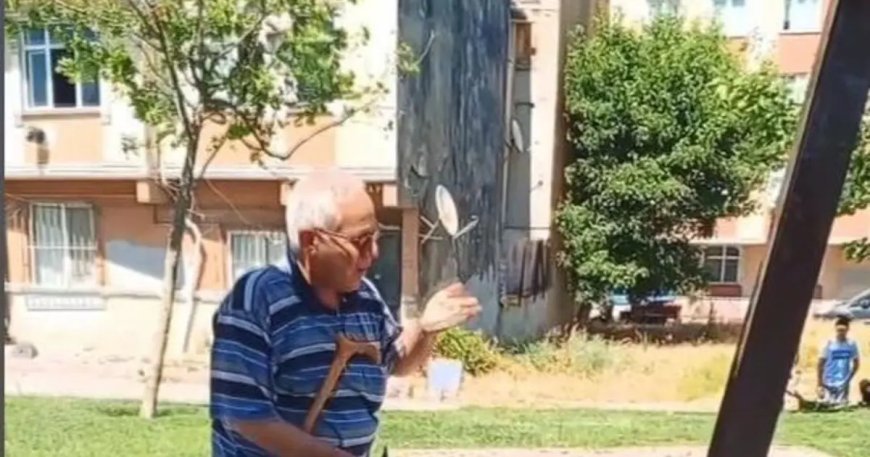 Uçmasına yardım ettiği yavru karganın annesi saldırdı