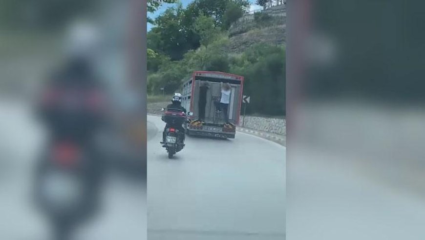 Canlarını hiçe sayıp kamyonun kasasına tutundular! Tehlikeli anlar kamerada