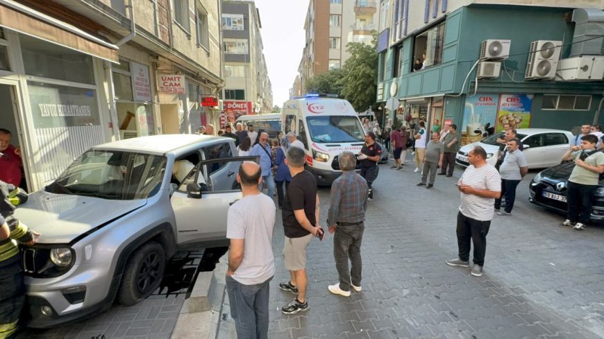 Sürücüsünün kontrolünden çıkan otomobil kahvehane duvarına çarptı; 1 yaralı