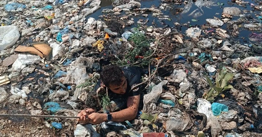 Yangına müdahale eden itfaiye eri, bataklığa düşerek ölümden döndü