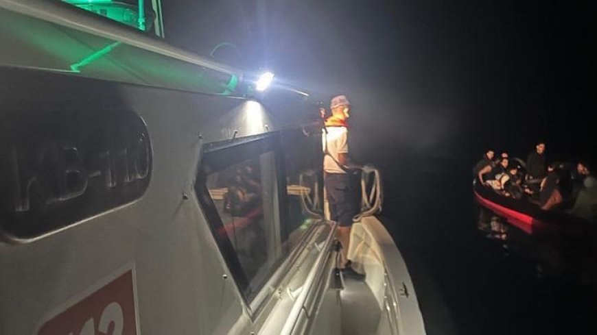 Bodrum açıklarında arızalanan lastik bottaki 32 düzensiz göçmen kurtarıldı