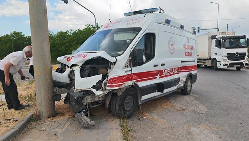 Bitlis'te feci kaza! Ambulans ile otomobil çarpıştı: 10 yaralı