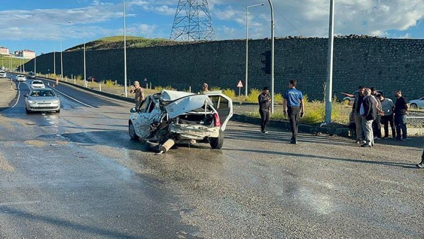 Ağrı'da feci kaza! Freni patlayan kamyonet araca çarptı: 2 yaralı