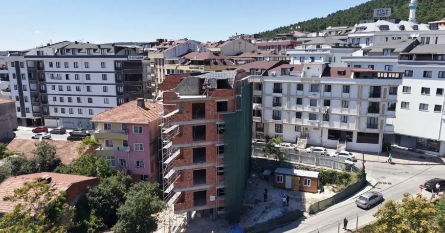 İstanbul'da binaya ''eğri'' dediler. Belediye açıklama yaptı, dronla kontrol edildi