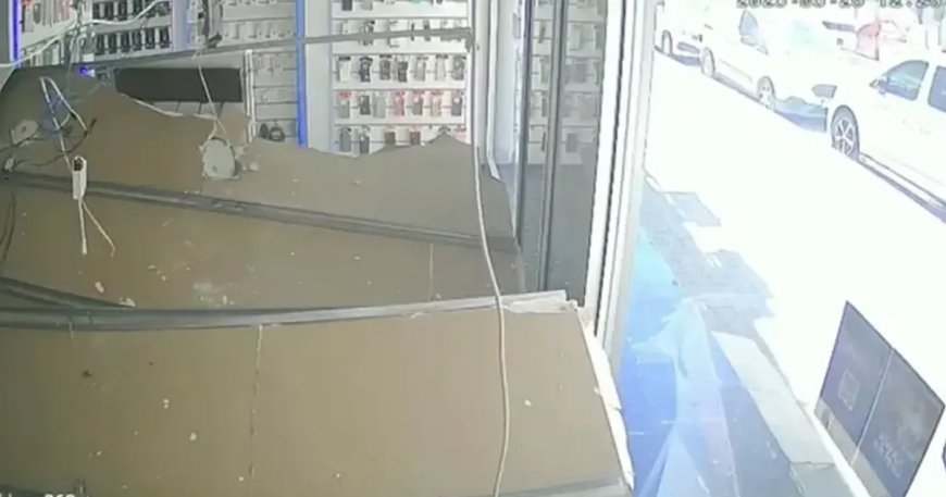 İş yerinin asma tavanı böyle çöktü