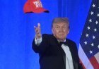 ABD Başkanı Trump aniden cebinden çıkardı, salondakiler neye uğradığını şaşırdı! 'Dördüncüsü yolda'