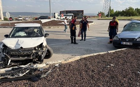 Kütahya'da otomobiller çarpıştı: 2 kişi yaralandı