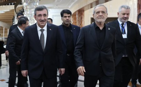Cumhurbaşkanı Yardımcısı Yılmaz Hamaney'in cenaze töreni için Tahran'da