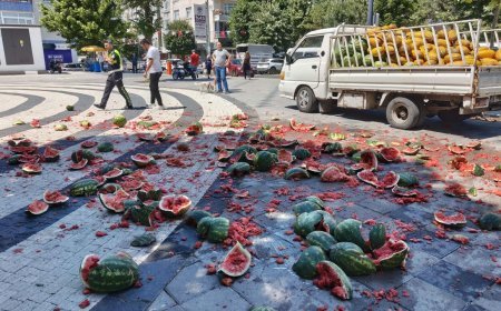 Satışına izin verilmediğini öne sürdüğü karpuzları belediye önünde parçaladı