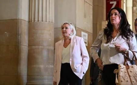 Le Pen'e 15 ay siyasetten men yasağı verildi