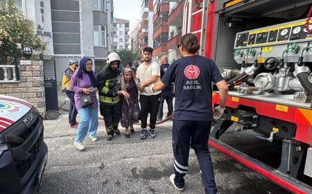 Apartmandaki yangında mahsur kalan kadını, itfaiye kurtardı