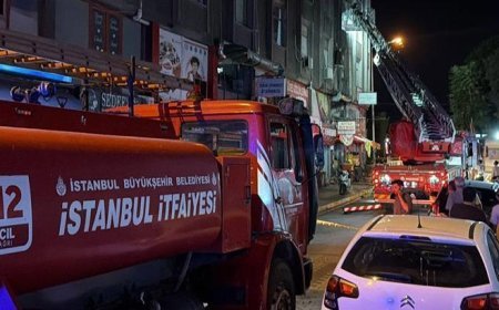 Küçükçekmece'de çıkan yangında 4 iş yerinde hasar oluştu