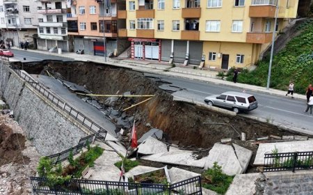 Rize'de inşaat kazısında önce istinat duvarı ardından yol çöktü! Korkunç görüntüler
