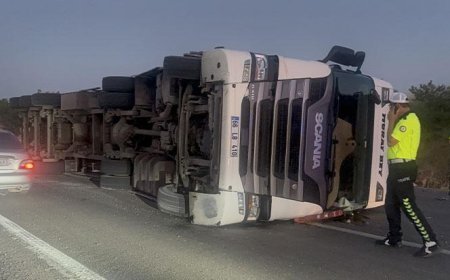 Kırıkkale'de feci kaza! Hurda yüklü tır karşı şeride geçip devrildi