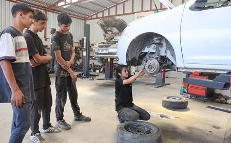 Motor söküyor, şanzıman indiriyor! 'Sanayi prensesi' 5 çırağa ustalık yapıyor