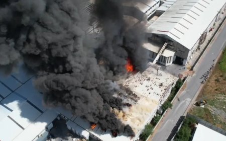 Arnavutköy'de sünger fabrikasında yangın