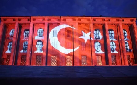 Gazi Meclis'te unutulmaz gece! 15 Temmuz Destanı TBMM duvarlarında yeniden canlandı