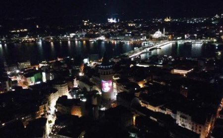 İstanbul'un simge yapılarından Galata Kulesi ve Kız Kulesi'nde 15 Temmuz'a özel mapping gösterisi