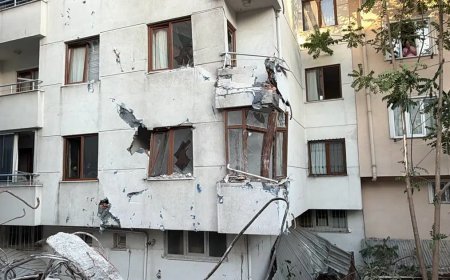 Küçükçekmece’de yıkım paniği. Binanın bir bölümü yan apartmana devrildi