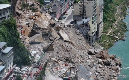 Çin'de heyelan faciası! Dehşet anı kamerada: Çok sayıda kişi toprak altında kaldı