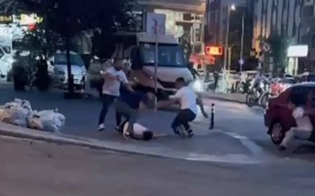 Sokak ortasında kavga: Tekme ve yumruklarla darbettiler
