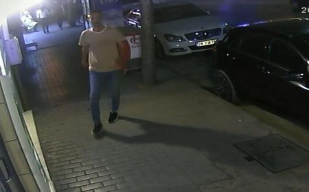 Camı tekmeleyip hiçbir şey olmamış gibi yürüdü; esnaftan kaçamadı