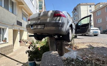 Kontrolden çıkan otomobil istinat duvarında askıda kaldı