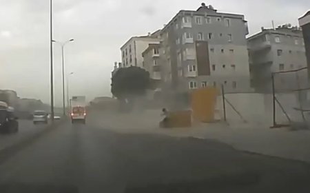 Avcılar E-5 yan yolda inşaat bariyerleri fırtınada böyle uçtu