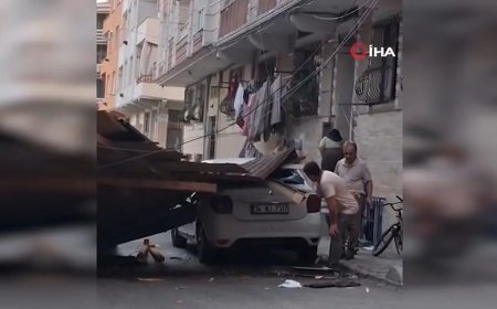 Fırtınada çatı sokağa uçtu: "Karşı binanın çöktüğünü sandım"