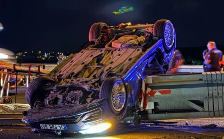 Minibüse çarpan otomobil takla atıp bariyere saplandı. 1 kişi öldü, 2 yaralı