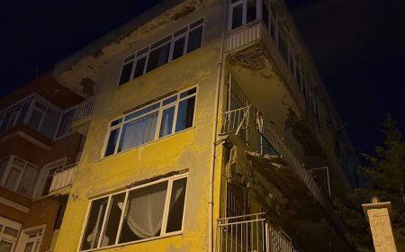 Üsküdar'da balkon çöktü. 4 katlı bina mühürlendi