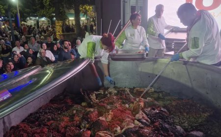 Dev kazanlarda 7 saatte pişti, vatandaşlara ikram edildi