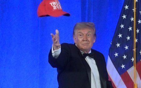 ABD Başkanı Trump aniden cebinden çıkardı, salondakiler neye uğradığını şaşırdı! 'Dördüncüsü yolda'