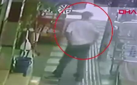 İş yerinin önündeki papağanı kafesinden çaldılar