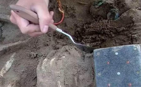 2 bin yıllık mezarın yanında bulundu! 'Akıllı telefon benzeri gizemli eser'