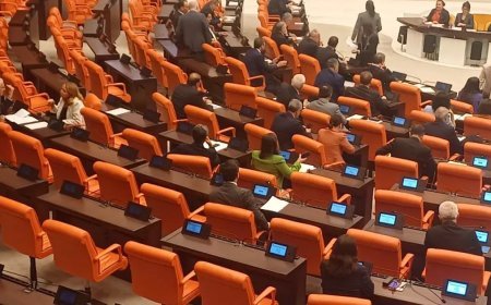 Meclis'te 24 yıl sonra bir ilk. Yeni Parti kuruldu, CHP'li milletvekillerinin yeri değişti