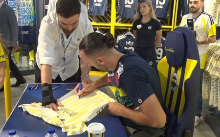 Vedat Muriqi'ye Kadıköy'de sevgi seli!