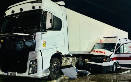 Tır hasta taşıyan ambulansı biçti