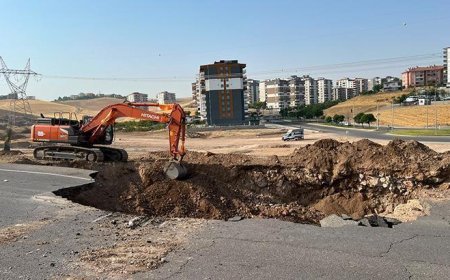 Batman'da ana isale hattının geçtiği yol çöktü