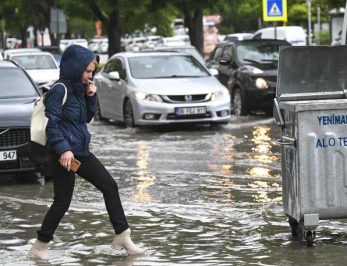 Yaz ortasında kış yaşanıyor | İstanbul ve Ankara'da yollar göle döndü, araçlar sürüklenip alt geçitte mahsur kaldı
