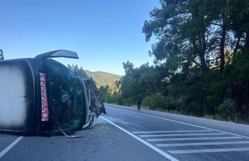 Antalya'da feci kaza! Tur otobüsü ile otomobil çarpıştı: Ölü ve yaralılar var